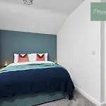 Stunning 5 Bed Manchester House With Parking By Purestay Short Lets & Serviced Accommodation