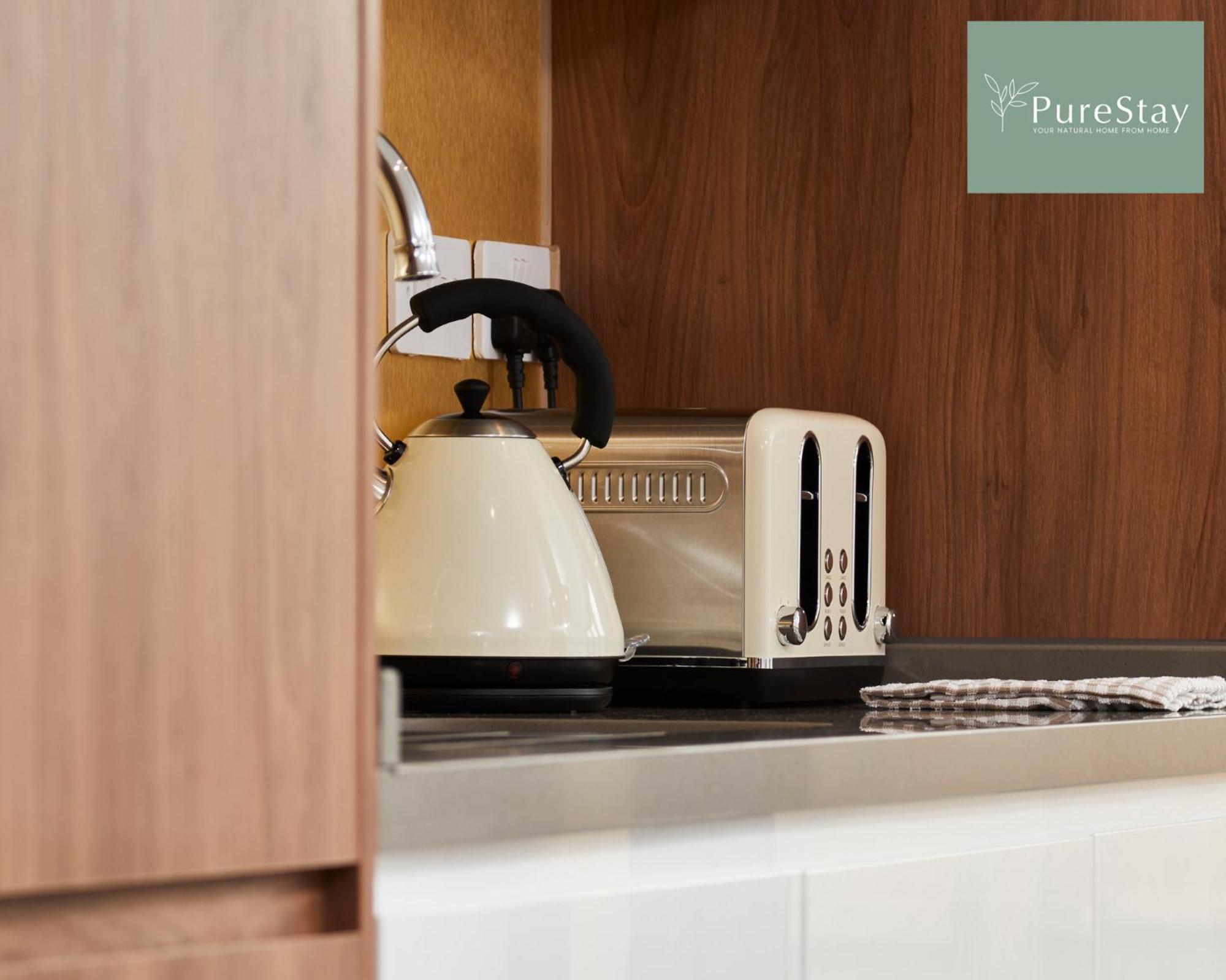 Stunning 5 Bed House With Parking By Purestay Short Lets & Serviced Holiday home Manchester