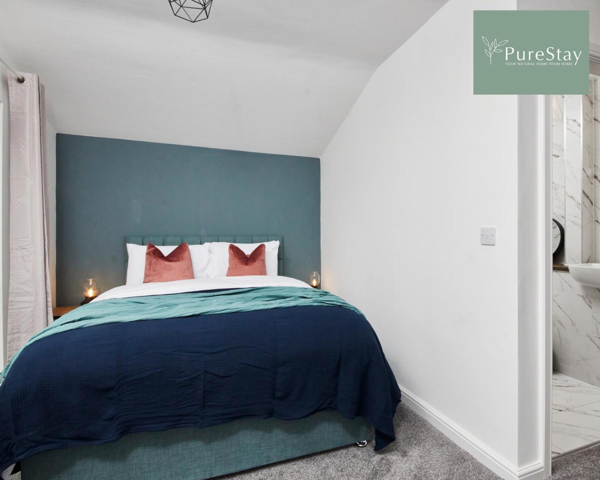 Stunning 5 Bed House With Parking By Purestay Short Lets & Serviced * Manchester