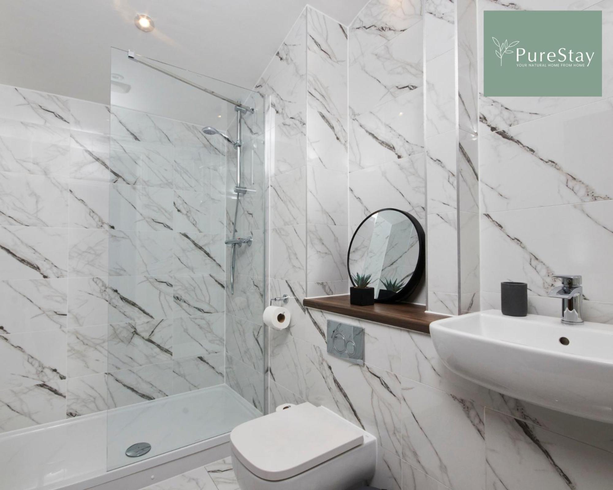 Holiday home Stunning 5 Bed House With Parking By Purestay Short Lets & Serviced
