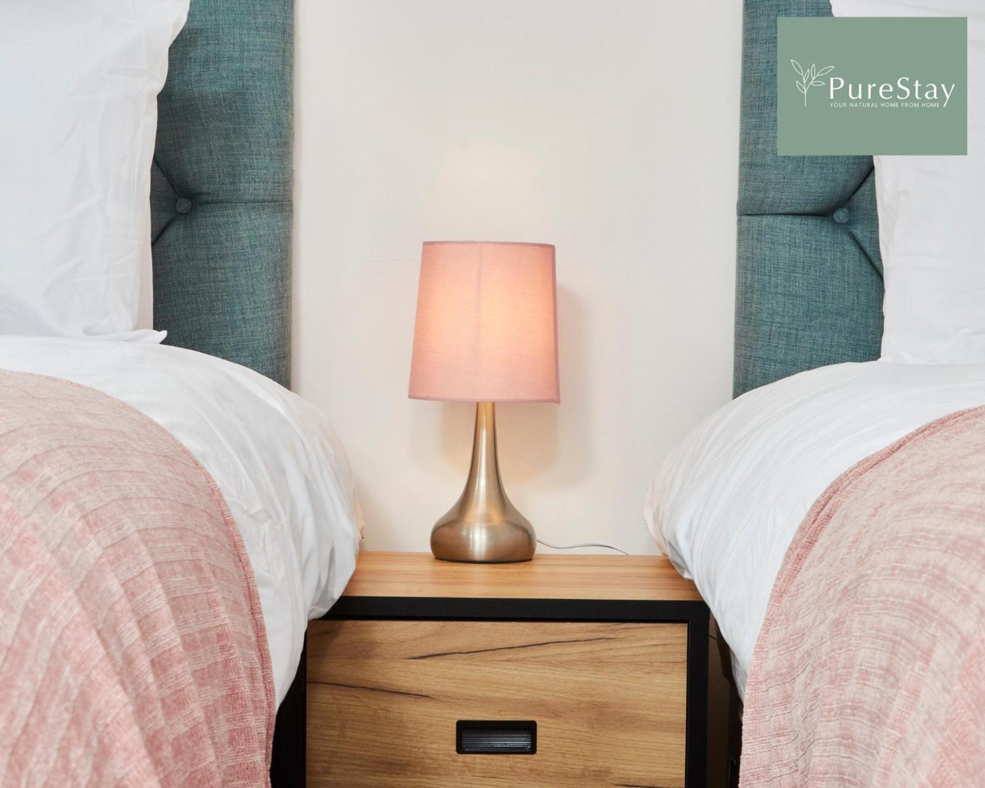 Stunning 5 Bed House With Parking By Purestay Short Lets & Serviced Holiday home Manchester
