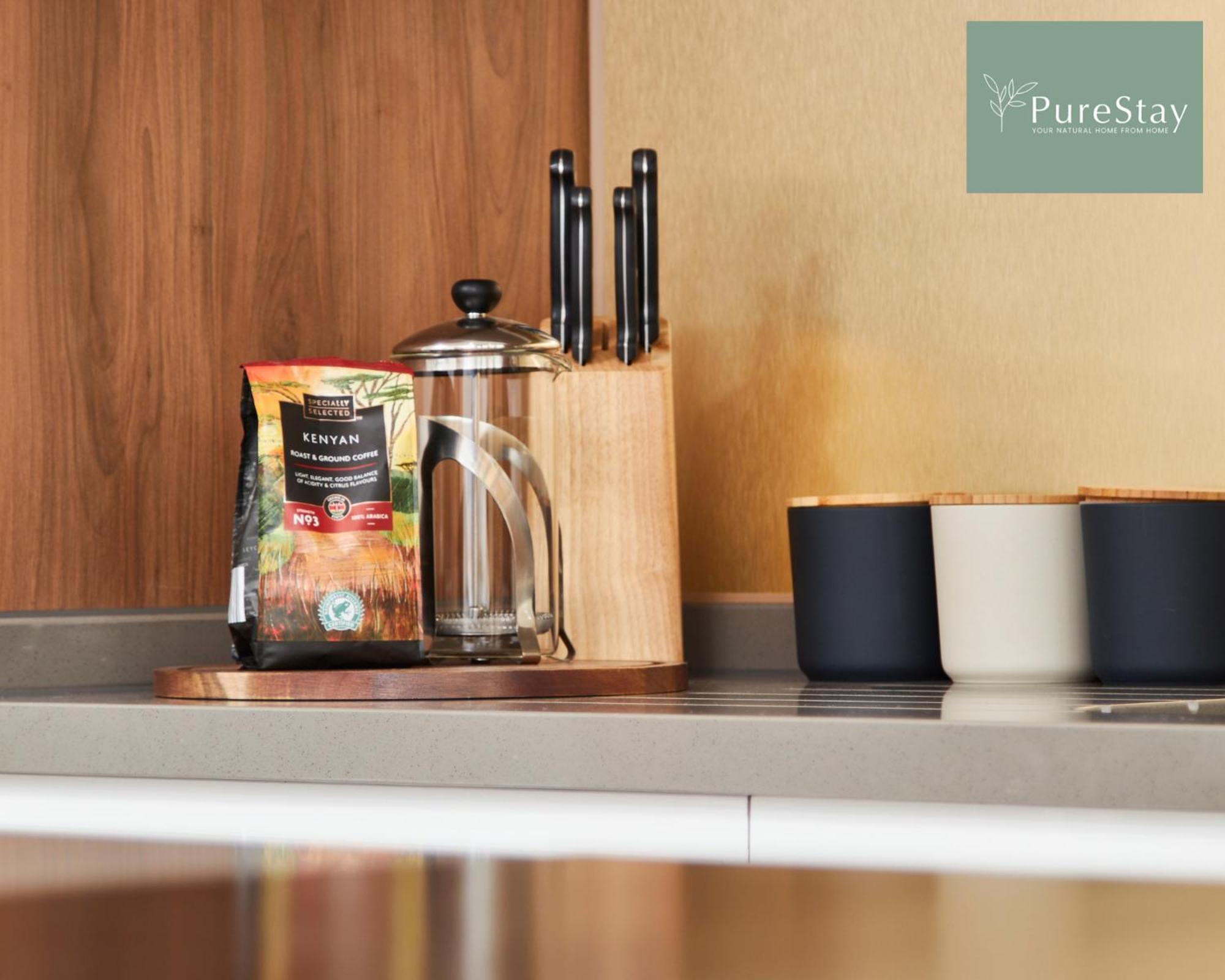 Stunning 5 Bed House With Parking By Purestay Short Lets & Serviced Holiday home Manchester