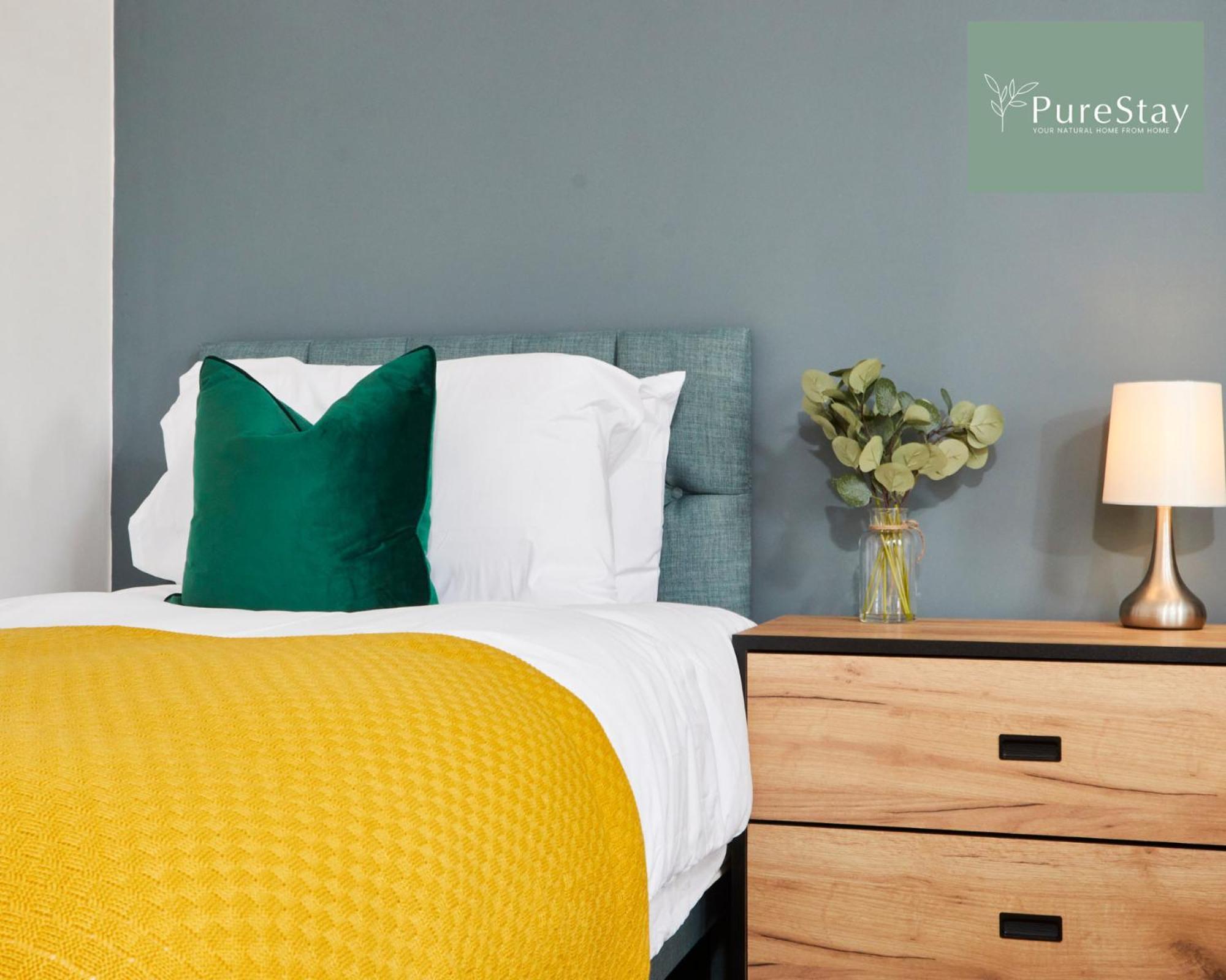 Stunning 5 Bed House With Parking By Purestay Short Lets & Serviced Holiday home *