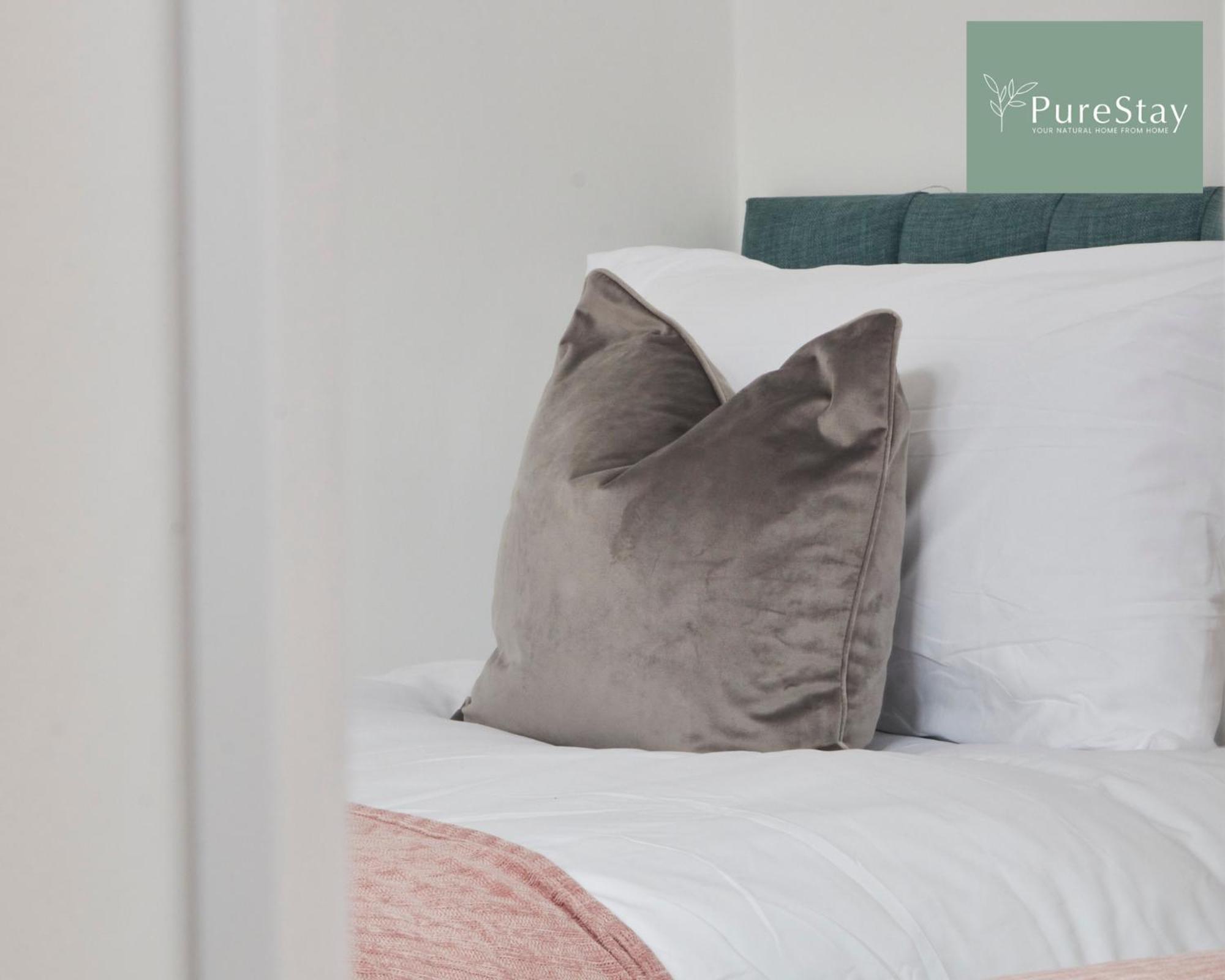 Stunning 5 Bed House With Parking By Purestay Short Lets & Serviced Holiday home