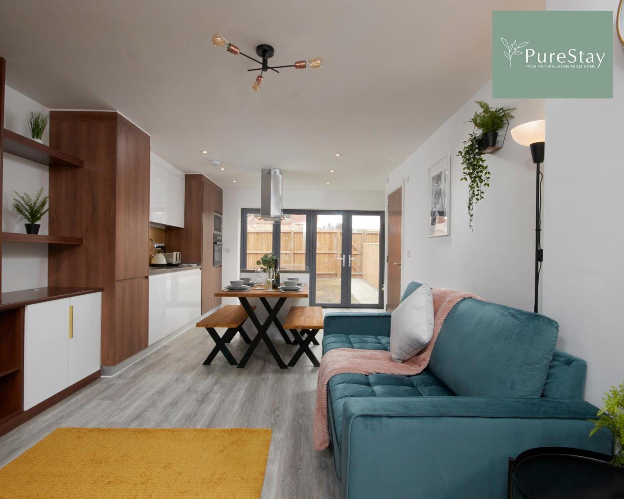 Stunning 5 Bed House With Parking By Purestay Short Lets & Serviced *