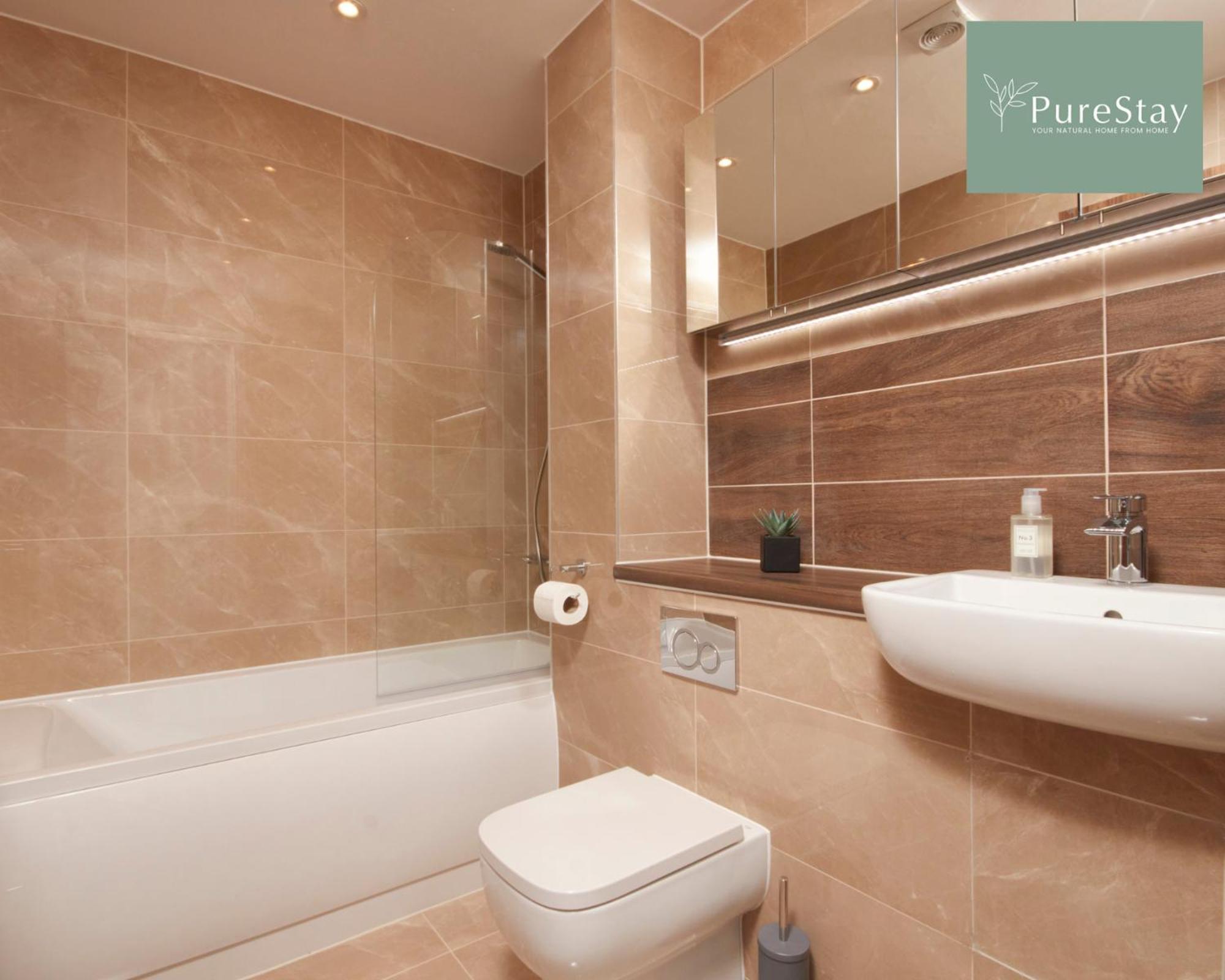 Stunning 5 Bed House With Parking By Purestay Short Lets & Serviced