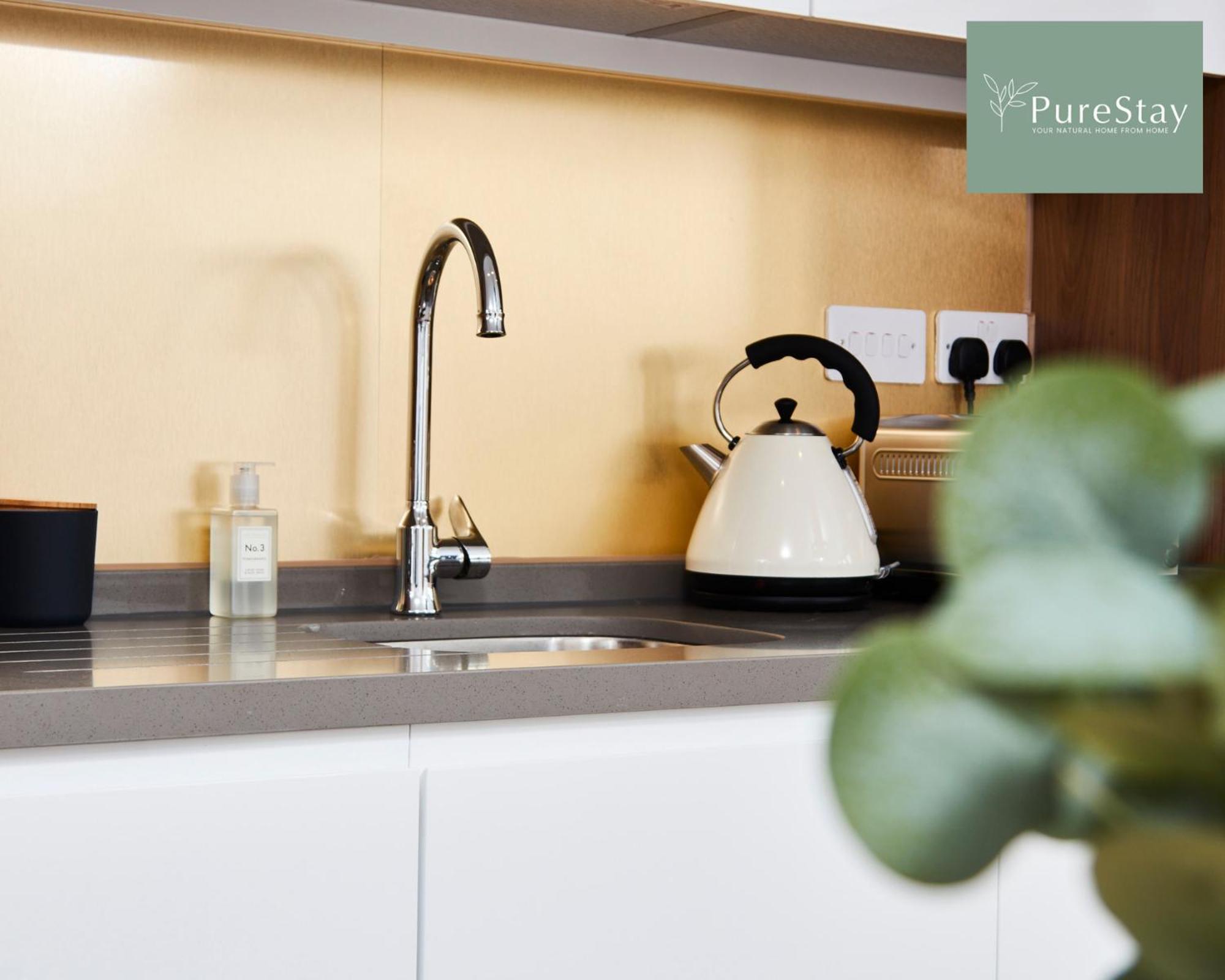 Stunning 5 Bed House With Parking By Purestay Short Lets & Serviced *