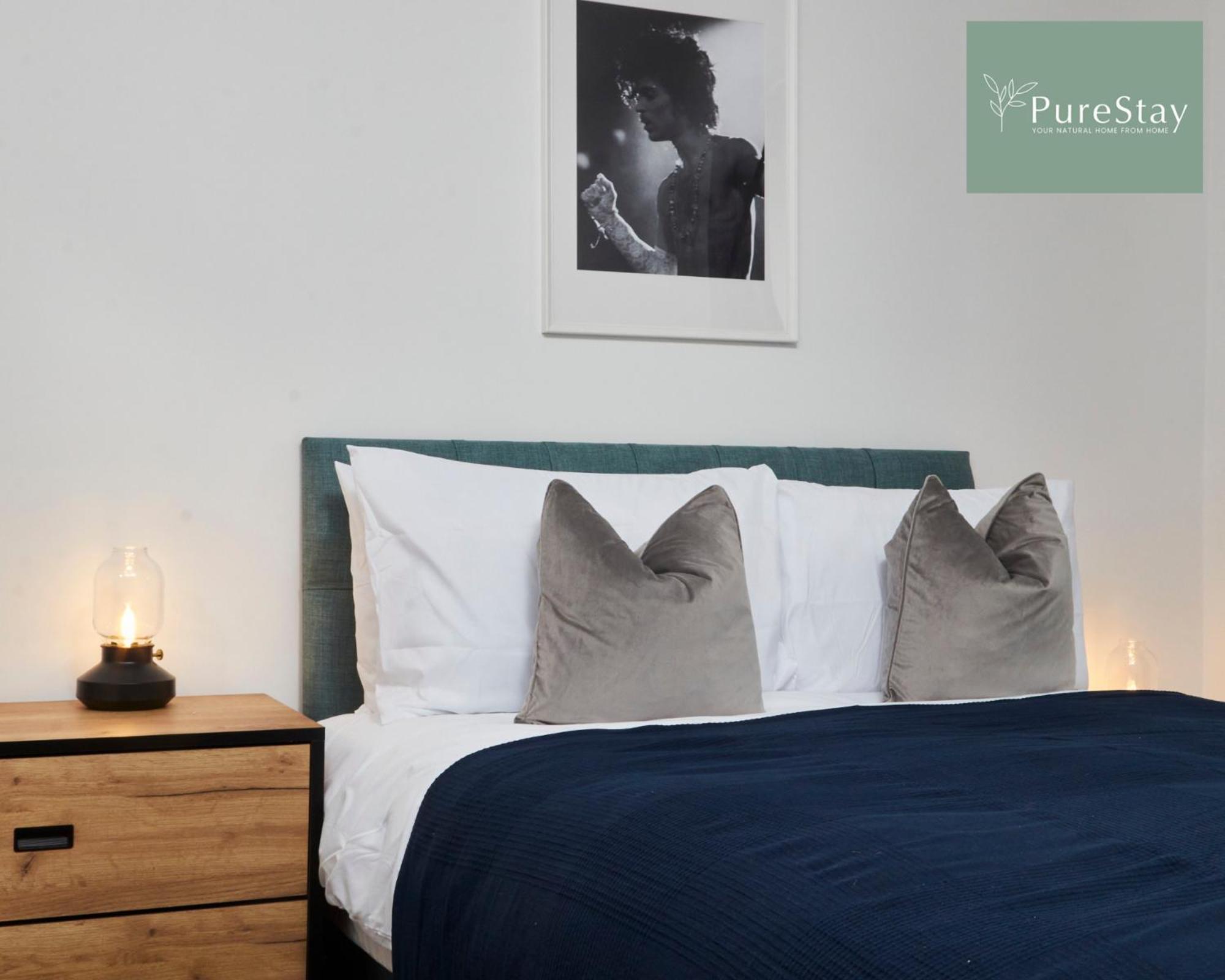 Stunning 5 Bed House With Parking By Purestay Short Lets & Serviced Holiday home *