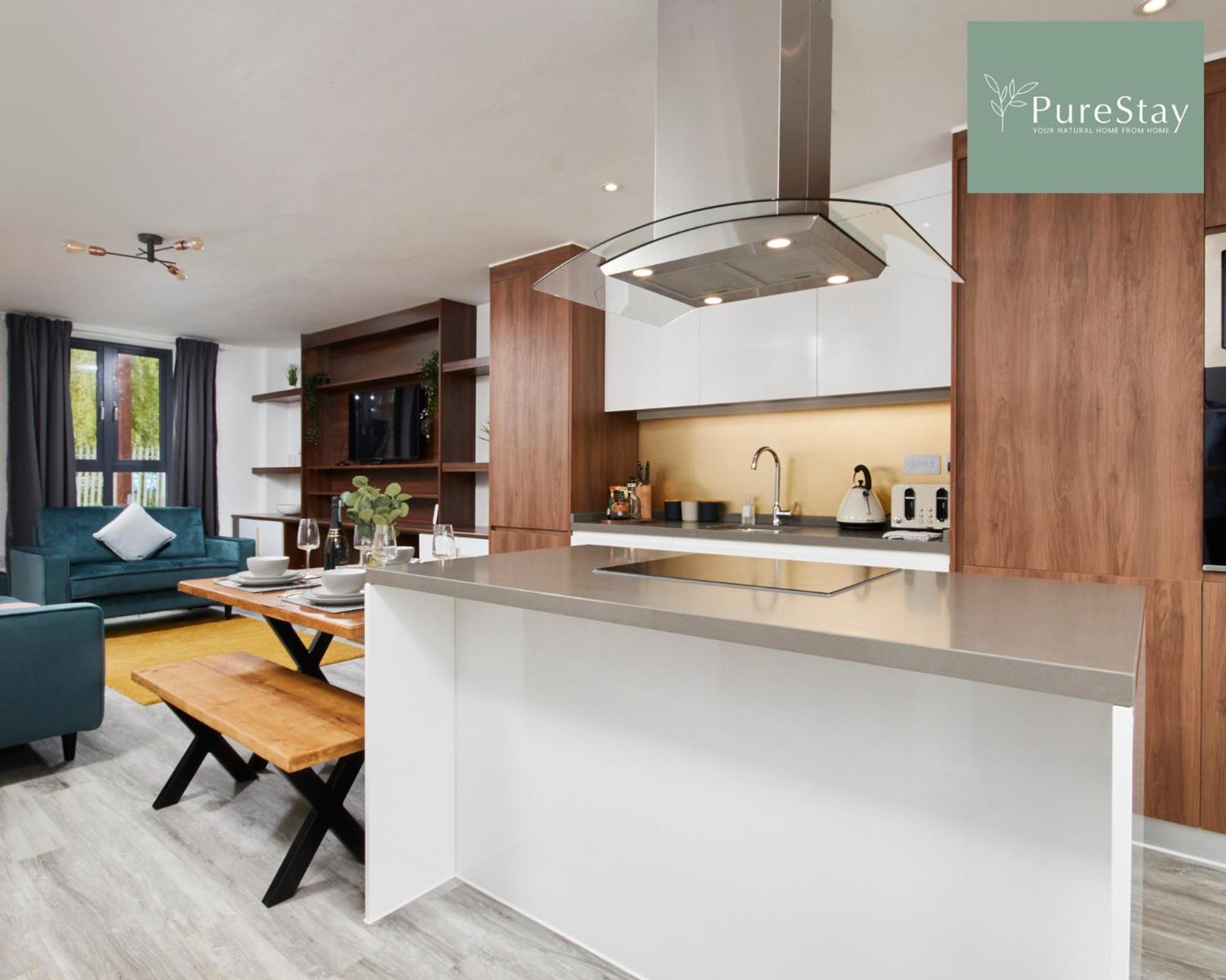 Stunning 5 Bed House With Parking By Purestay Short Lets & Serviced * Manchester