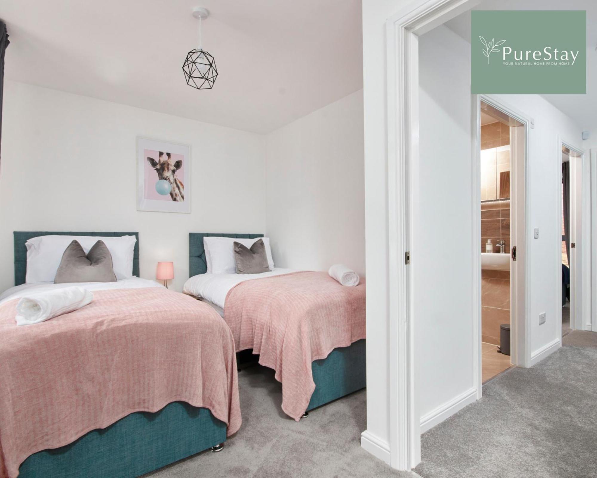 Stunning 5 Bed House With Parking By Purestay Short Lets & Serviced *