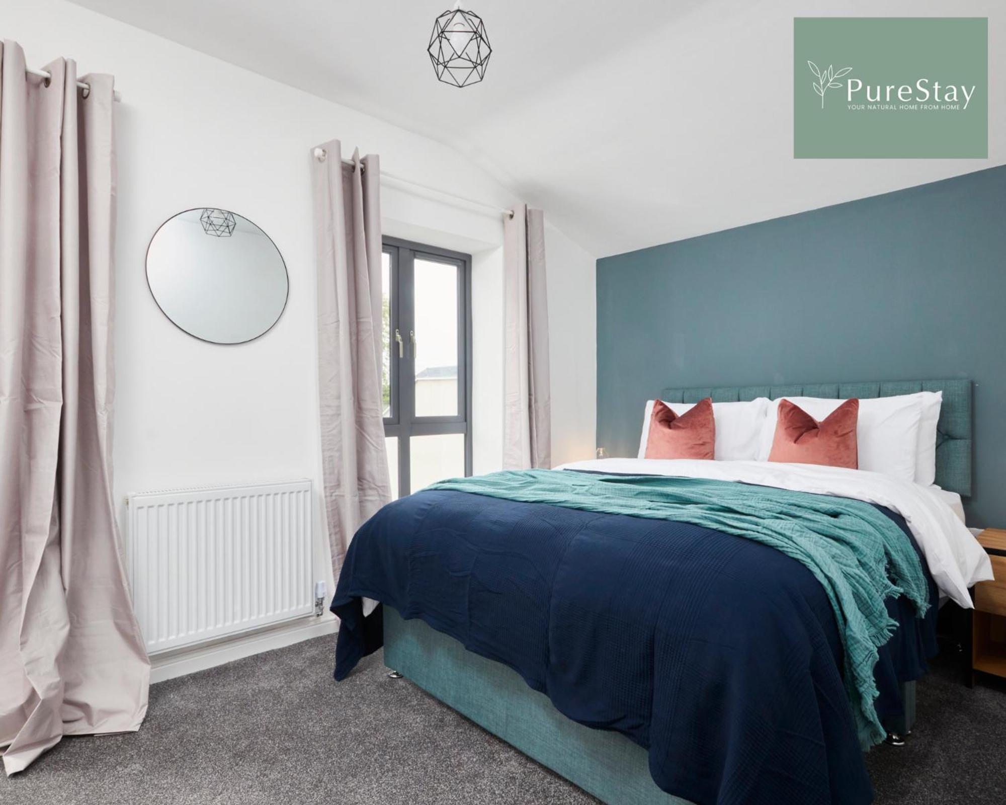 Holiday home Stunning 5 Bed House With Parking By Purestay Short Lets & Serviced