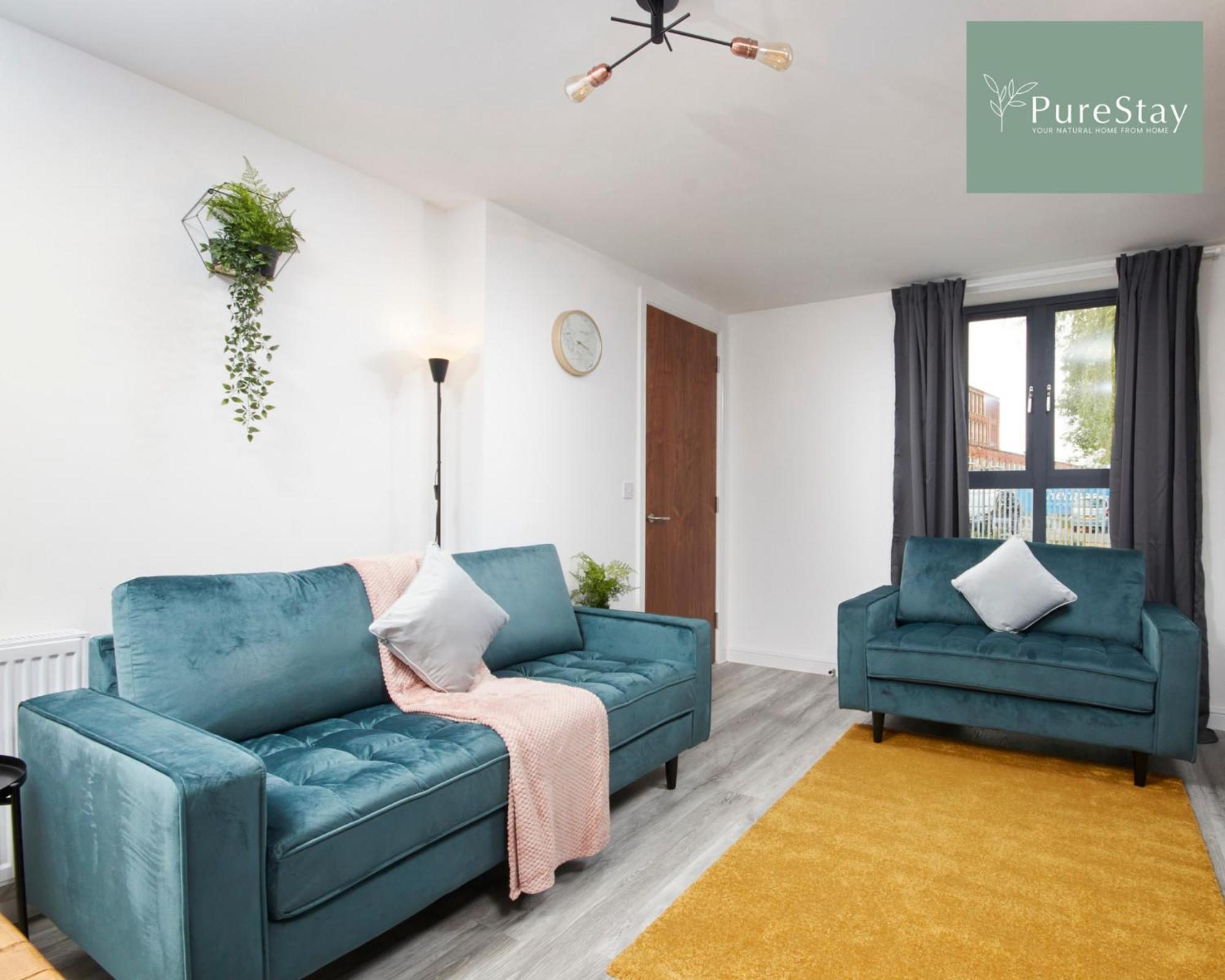 Holiday home Stunning 5 Bed House With Parking By Purestay Short Lets & Serviced *