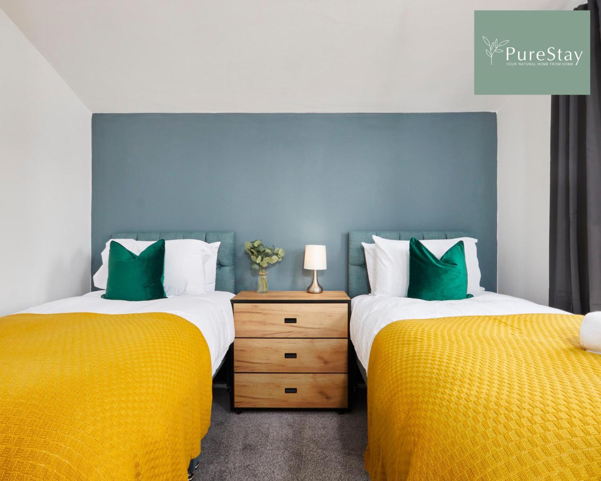 Holiday home Stunning 5 Bed House With Parking By Purestay Short Lets & Serviced *