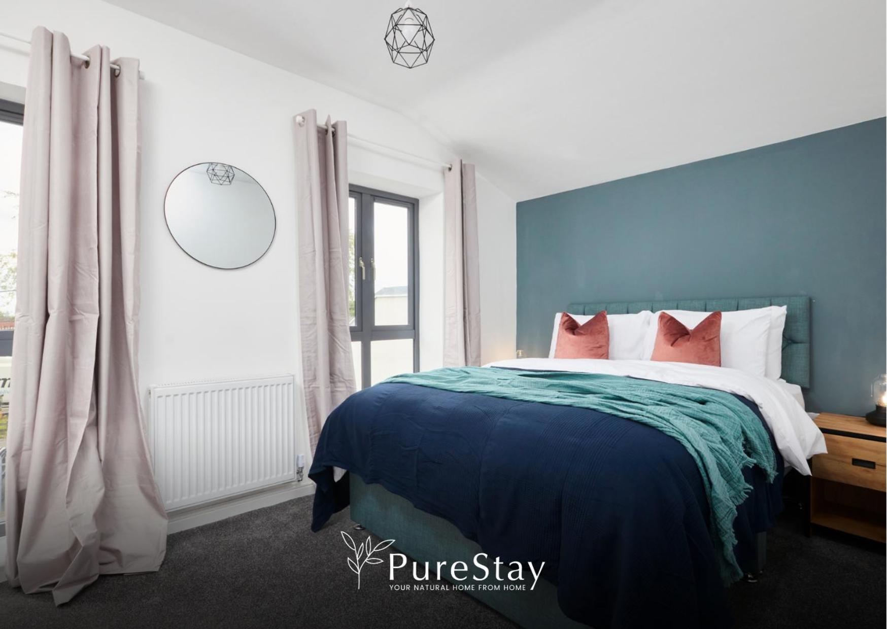 Stunning 5 Bed House With Parking By Purestay Short Lets & Serviced * Manchester