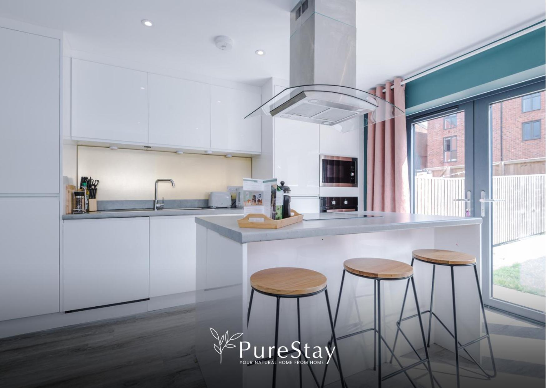 Stunning 5 Bed House With Parking By Purestay Short Lets & Serviced Holiday home Manchester