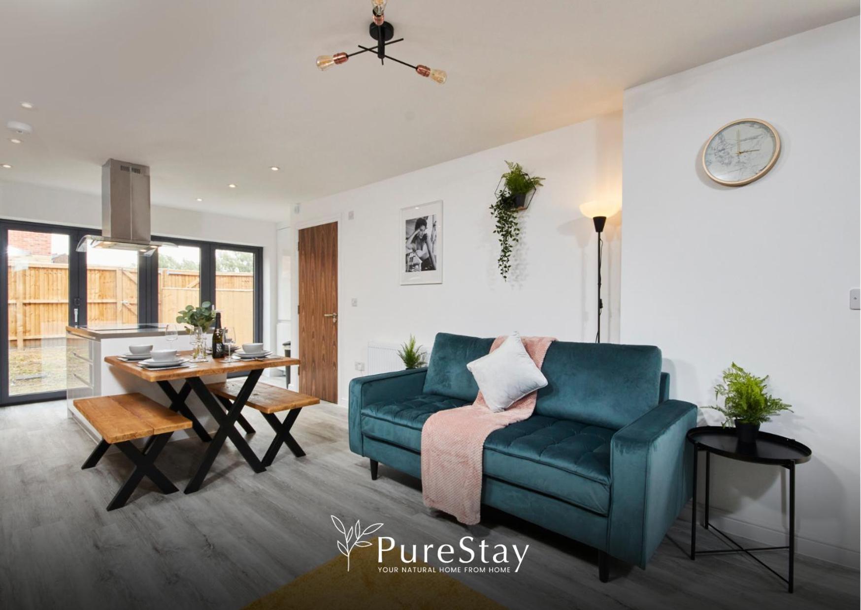 Stunning 5 Bed House With Parking By Purestay Short Lets & Serviced *